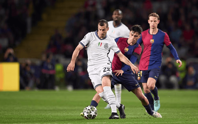 美记：独行侠交易戴维斯并非板上钉钉，他们不着急聘请总经理（美媒称：独行侠与戴维斯的交易尚未敲定，球队暂不急于聘任总经理）