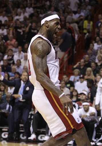 徐昕赛后前往医院拍片 初步诊断为对抗时的硬伤（徐昕赛后赴医院进行影像检查 初判为对抗所致硬伤）