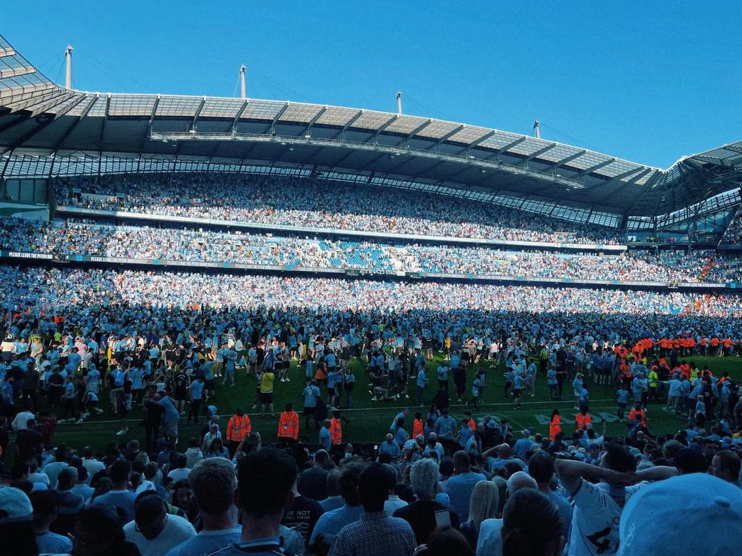 助教：齐达内执教时常让球员要微笑和享受，他特别懂球员想法（助教：齐达内执教时总提醒球员微笑享受，他深懂球员心思）