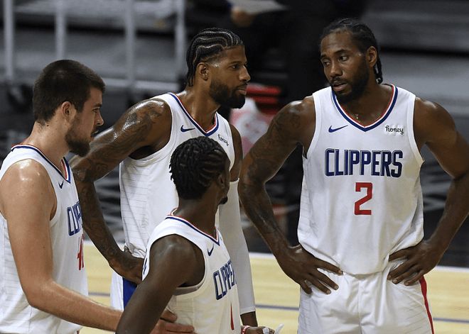 巴萨严打黄牛，追捕323起法兰克福球迷转售案件！（巴萨重拳整治黄牛，追查法兰克福球迷323起转售案）