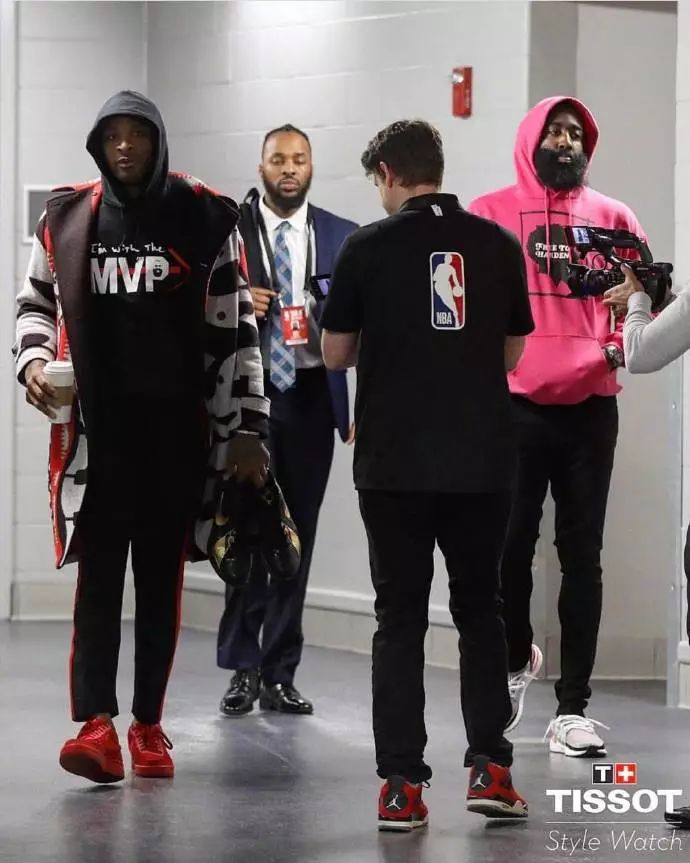 齐发力！半场萨姆纳10中6轰18分3助 萨林杰6中3砍14分8板3助（双核齐爆发！半场萨姆纳10投6中拿下18分3助，萨林杰6投3中贡献14分8板3助）