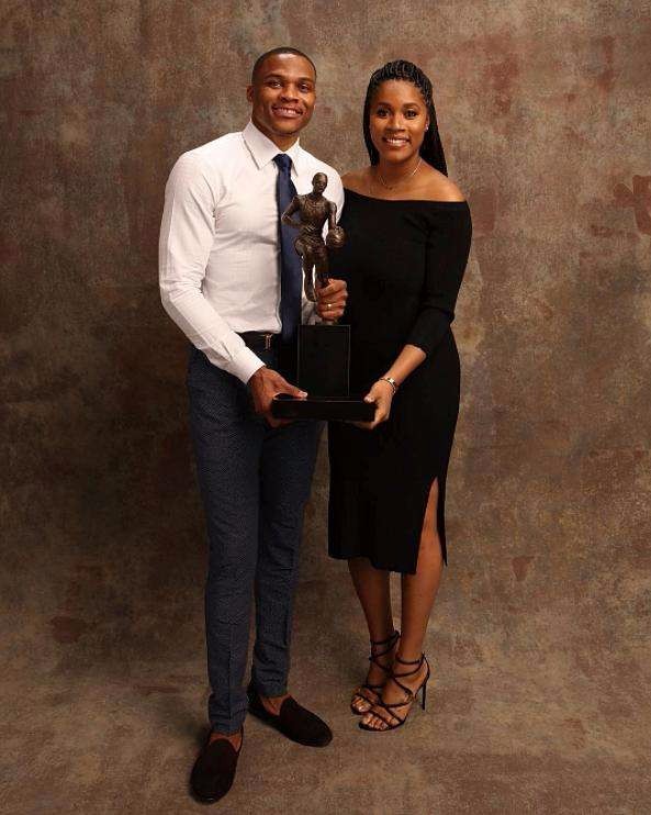 掘金约基奇三双末节爆发（掘金核心约基奇砍三双 末节火力全开）