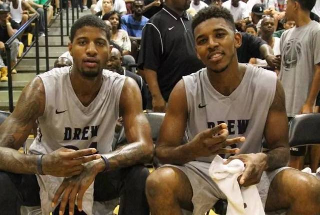 攻防一体！小贾伦·杰克逊18中13轰31分5盖帽（攻防统治！小贾伦·杰克逊18投13中砍31分5封盖）