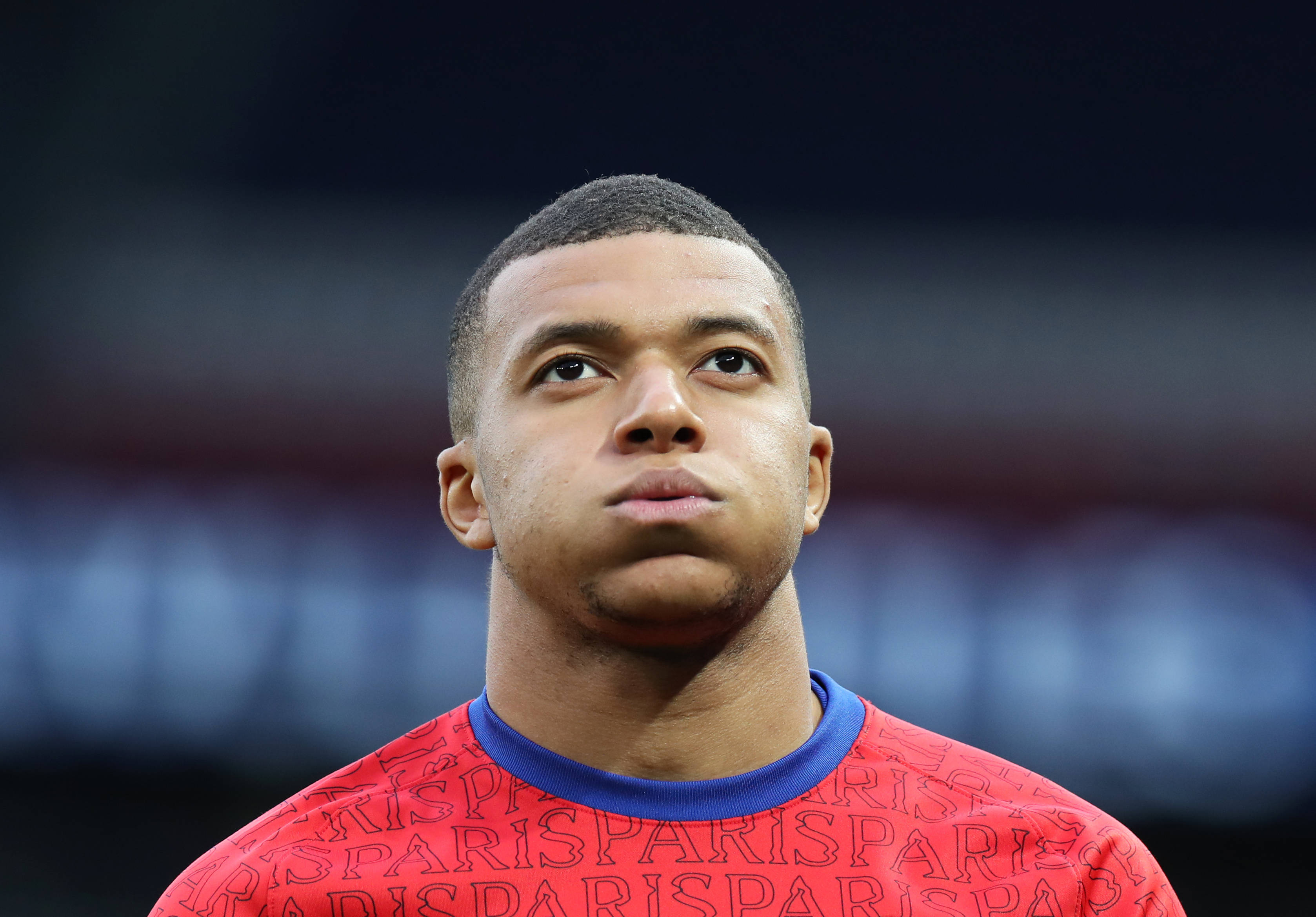 长春亚泰队启程出征青岛时，球迷用歌声为将士们送行（长春亚泰启程赴青岛，球迷以歌相送）