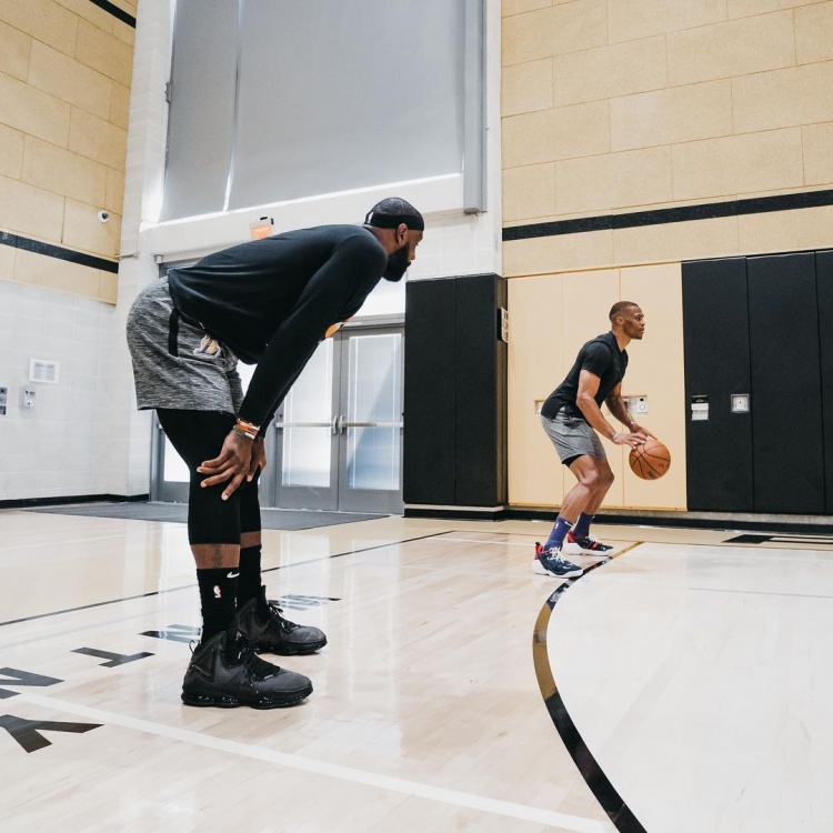 五大联赛仍有三支球队联赛不胜：狼队、维罗纳、佛罗伦萨（五大联赛尚有三队未尝联赛胜绩：狼队、维罗纳、佛罗伦萨）