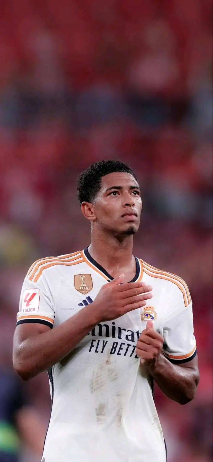 意外不断！彪哥投三分被火箭替补背后蛐蛐 老詹打脸奥科吉主动道歉（意外连连：彪哥三分惹火箭替补背后嘀咕，詹姆斯不慎击中奥科吉面部后主动致歉）