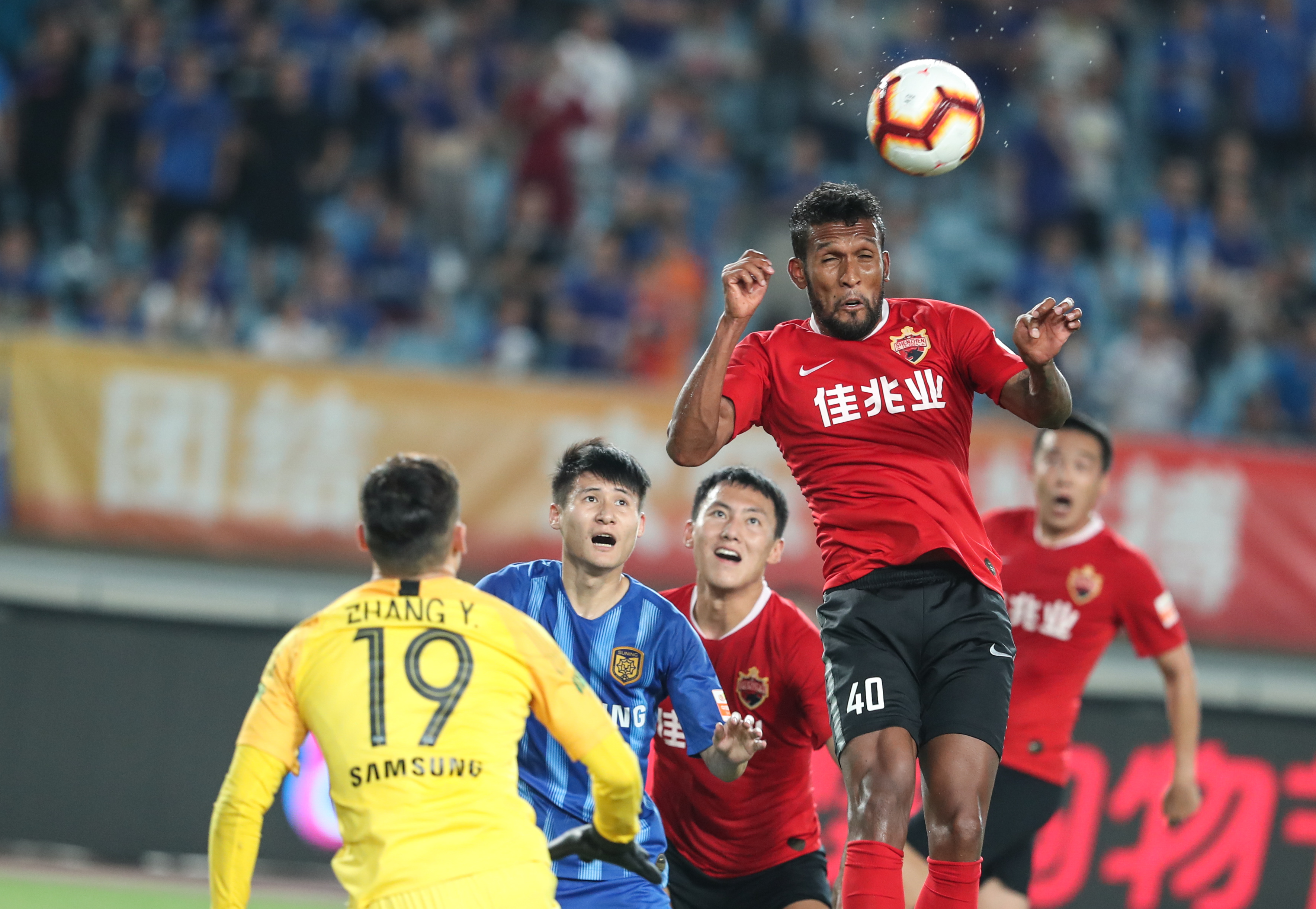 德天空：阿德耶米将参加足球社区活动，作为武器事件的处罚（德天空：阿德耶米因武器事件被罚参与足球公益活动）