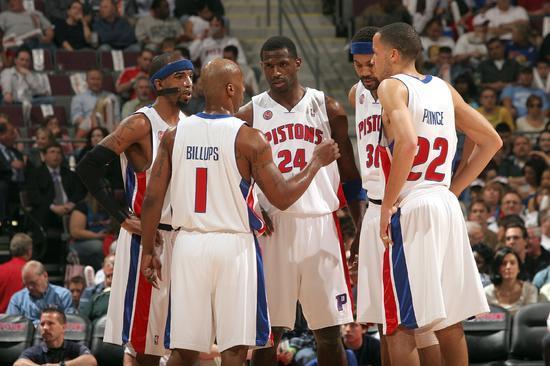 文班谈进攻选择的改进：主动冲击篮筐，不能轻易后仰跳投（文班谈进攻调整：更主动攻筐，避免轻易后仰跳投）