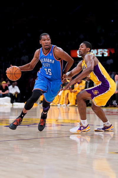 Skip：雷霆对阵马刺&我好像在看西决预演 两队都年轻&有防守（Skip：雷霆vs马刺像西决前哨战，两队年轻防守强硬）