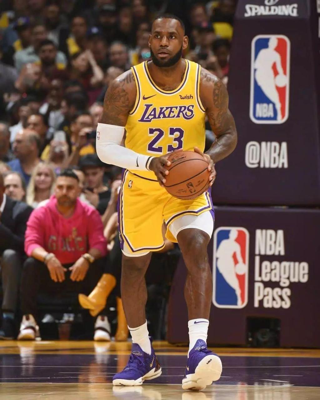 琼斯对阵国米3次过人百分百成功，传球突破14次（琼斯战国米3次过人全部成功，传球与突破合计14次）