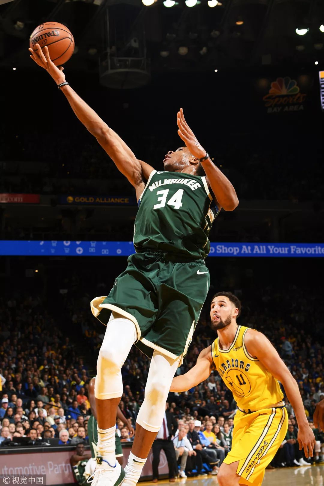 雷霆众将入场穿搭：SGA连体衣 杰伦威套装印花抢镜（雷霆球员入场穿搭盘点：SGA连体造型吸睛，杰伦威印花套装抢镜）