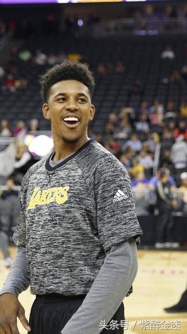 意媒：萨里要求拉齐奥冬窗买中场，梦想得到弗拉泰西（意媒：萨里盼拉齐奥冬窗补强中场，首选弗拉泰西）