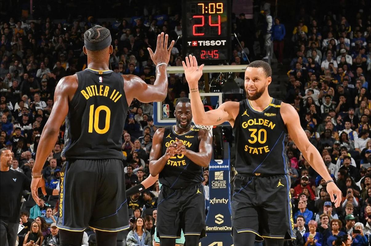 王大雷晒和女儿一起跳舞的视频，韦世豪：有点卡哇伊了（王大雷分享与女儿共舞短片，韦世豪留言：有点萌）