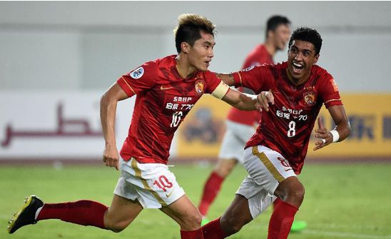 梅西世界波破门 帮助球队全取三分（梅西远射建功 助球队拿下三分）