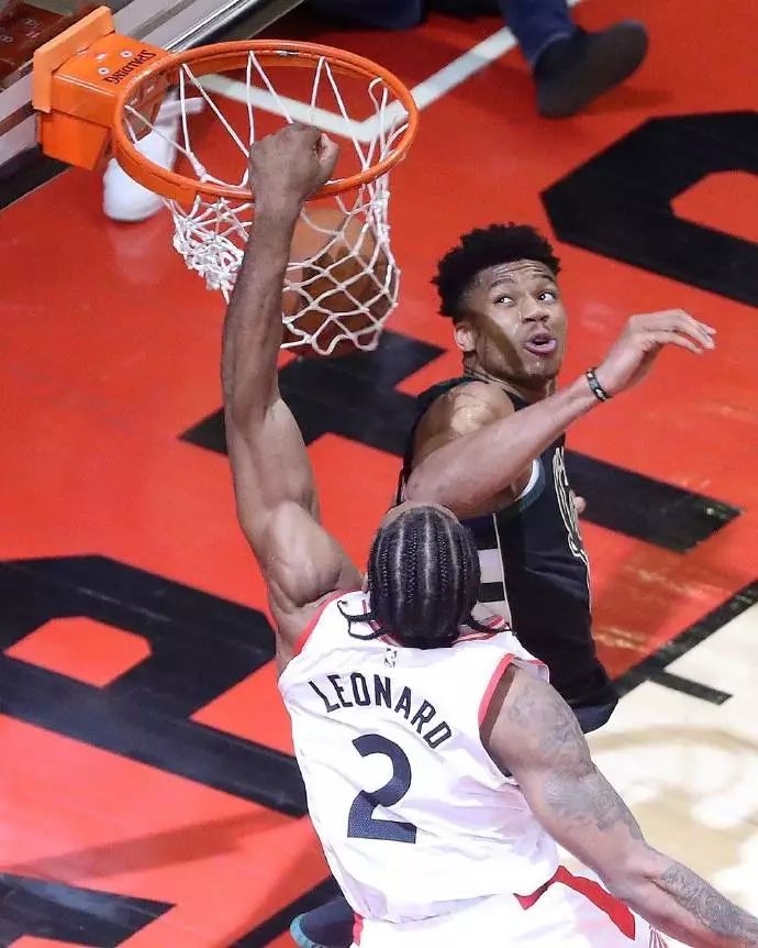 潇洒！杰伦·布朗晃飞斯科蒂·巴恩斯 中投命中率队打出8-0攻击波（杰伦·布朗晃倒巴恩斯中投命中，率队掀起8-0攻势）