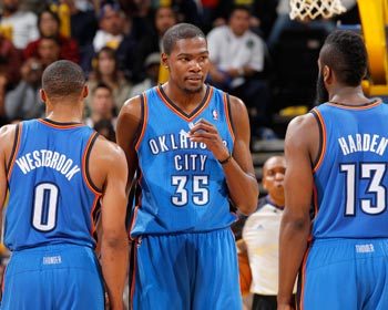 真够快的！李慕豪篮下对克里斯犯规 仅打8分钟犯满（太迅速了！李慕豪篮下对克里斯犯规，出战仅8分钟就犯满离场）