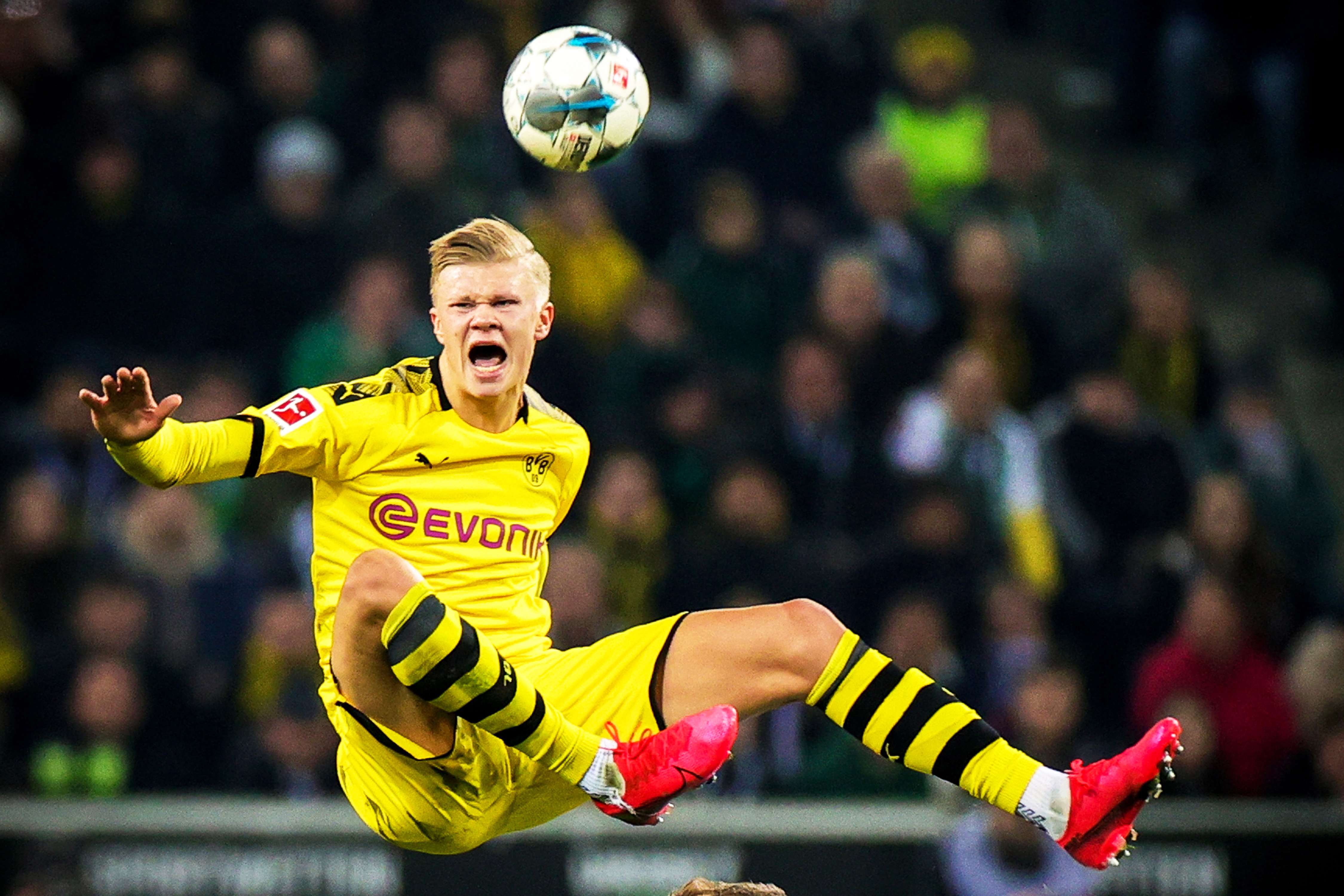 收获满满！大巴黎官方晒海报：6座冠军闪耀全场（满载荣誉！巴黎圣日耳曼发布海报：六座冠军奖杯耀眼全场）