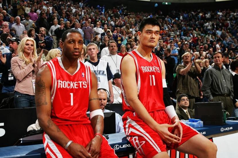 2026年F1全阵容敲定！角田裕毅降为储备车手，哈贾尔晋升搭档维斯塔潘（2026年F1阵容定案：角田裕毅改任预备车手，哈贾尔晋升与维斯塔潘搭档）