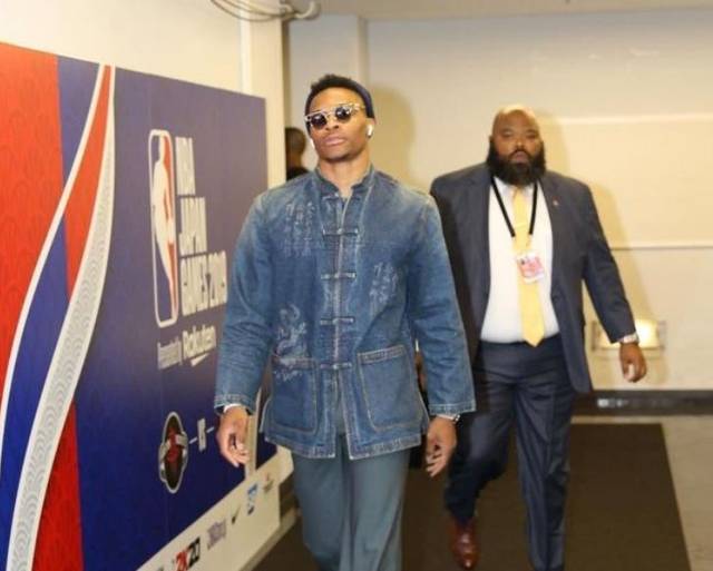 TA：多家豪门关注小将斯密特，阿尔克马尔对其估价约6000万欧（TA：阿尔克马尔为斯密特标价约6000万欧，多家豪门密切关注）