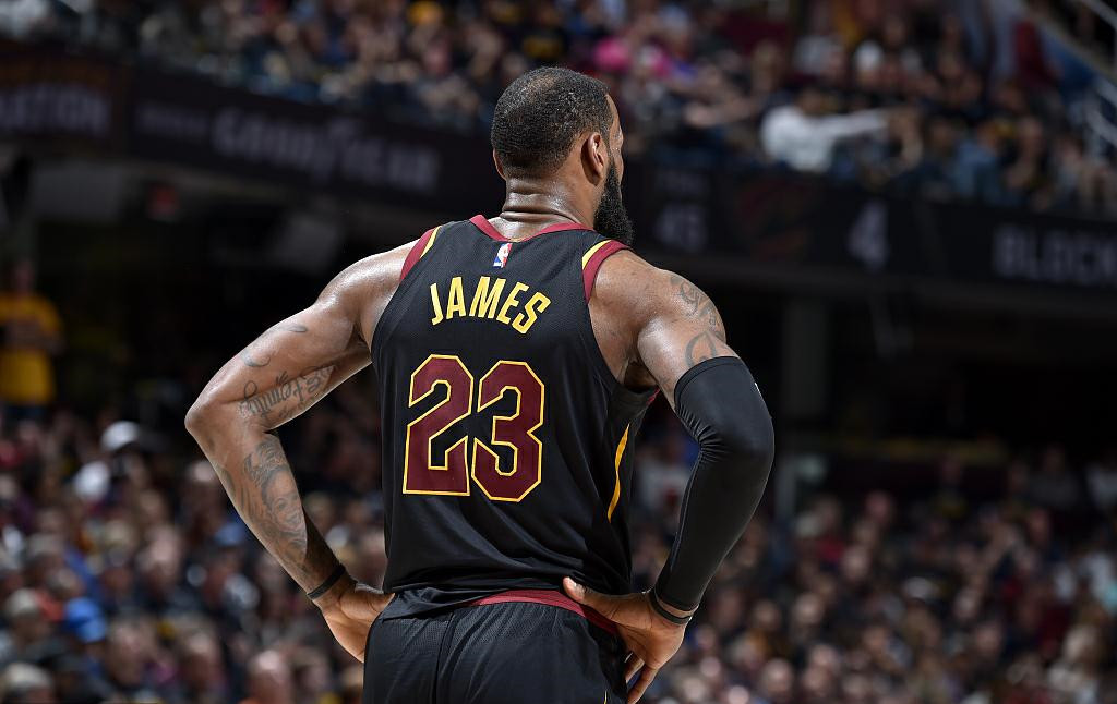 篮球篮网主力中锋脚踝扭伤，伤势待评估（篮网首发中锋脚踝扭伤，伤情评估中）