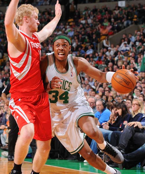 杜兰特关键中投命中，全场欢呼（杜兰特关键时刻中投命中，引爆全场欢呼）