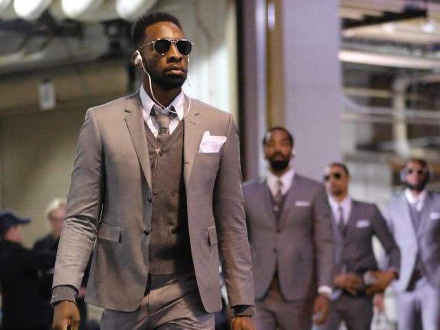 记者：热刺有意签下奥莫罗迪翁，也在寻找一名左边锋和左后卫（据记者消息，热刺有意引进奥莫罗迪翁，同时寻找左边锋与左后卫）