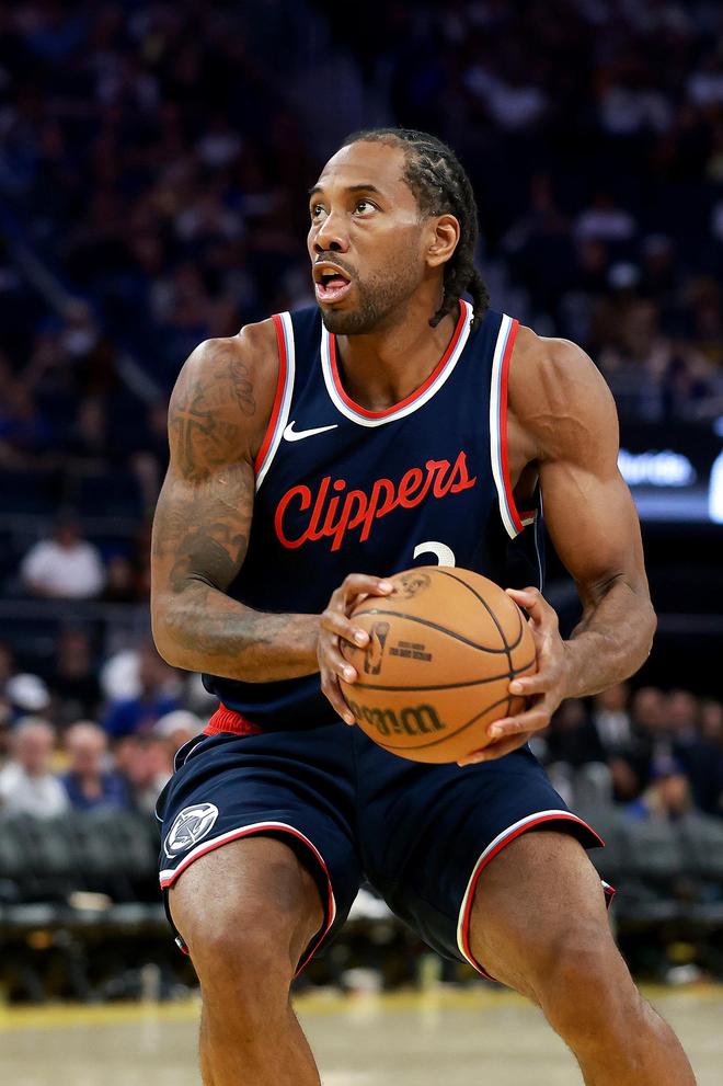 不容易！布里奇斯收板直接长传 阿努诺比晃飞防守人旱地拔葱暴扣（精彩一幕：布里奇斯抢板长传，阿努诺比晃开防守人原地起跳暴扣）