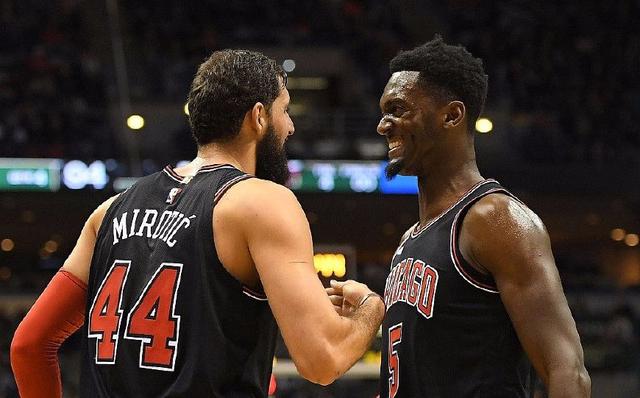 博涅克：莱万是过去二三十年里世界上最好的九号球员（博涅克盛赞莱万：近20至30年世界最佳中锋）